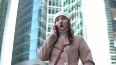 Genç Kadın telefonda yüksek binalar arasında söz