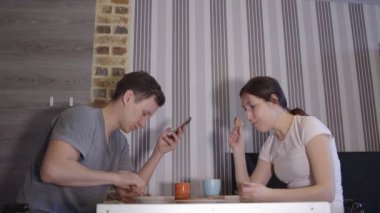 İle adam bir telefon ve kadın masada yemek