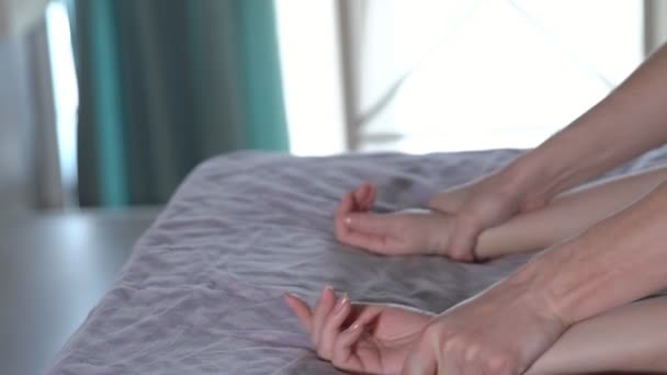 여성 및 남성 섹스 하는 동안 침대에 손 — 비디오