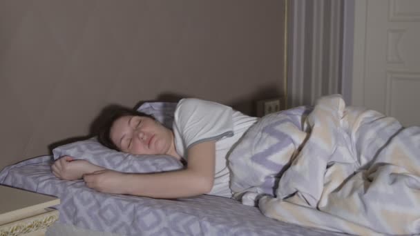 Restless dreams. A young woman has a nightmare — Stock Video