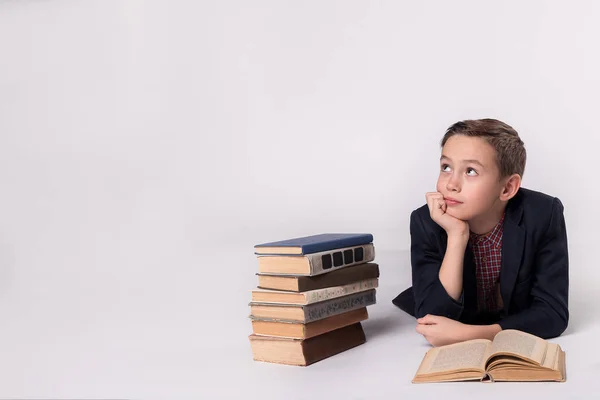 Schuljunge Träumt Auf Weißem Hintergrund Schulkonzept — Stockfoto