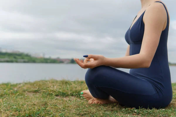 Giovane Donna Abbigliamento Sportivo Seduta Posa Yoga Vista Laterale Cielo — Foto Stock