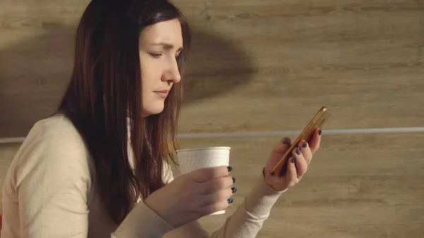 Mujer Joven Cafetería Con Teléfono Bebida Pausa Para Comer —  Fotos de Stock