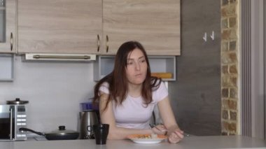 Sebzeli pilav yemek güzel esmer kadın