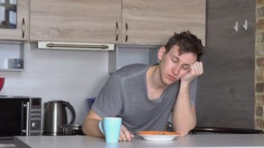 Güzel uykulu adam masada kahvaltı