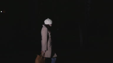 Sarhoş kadın döndürür bir hırsız tarafından saldırıya uğrar ve ev