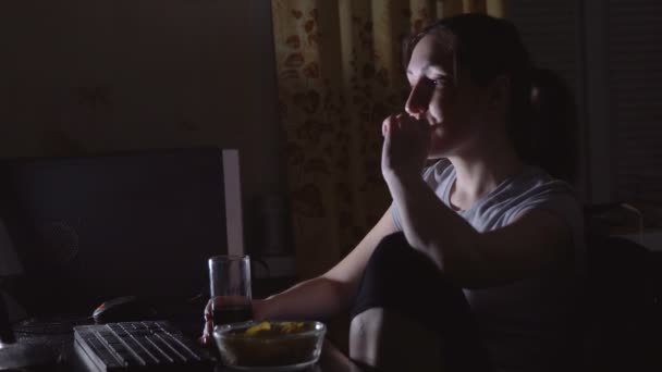 Mooie brunette vrouw die lacht tijdens de vergadering op de computer — Stockvideo