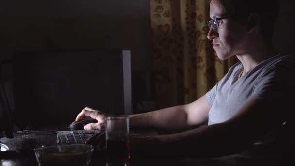 Joven jugando juegos de ordenador con patatas fritas y bebidas — Vídeos de Stock