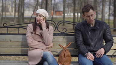 Sokak soyguncusu Bayan çanta çanta dışarı çeker