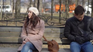 Genç adam bir kadın parkta gündüz soyuyor