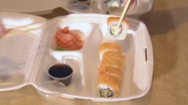 Gıda dır. Beyaz kutu içinde rulo