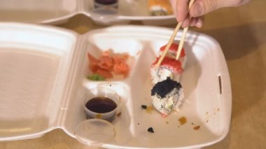 Gıda dır. El dips soya sosu içine rulo mans