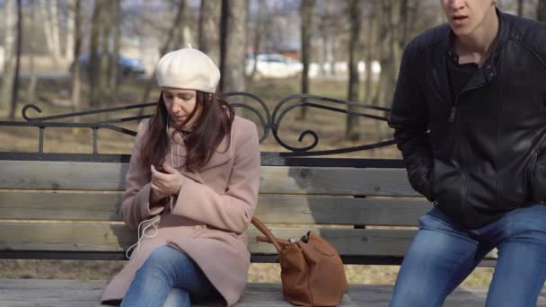 Robbery of a woman with a phone on the street during the day — Stock Video