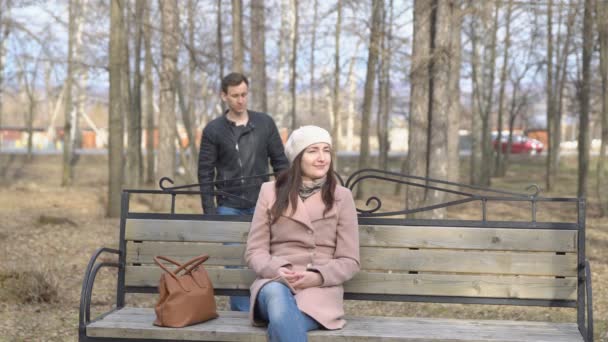 Genç erkek ve kadınların parkta toplantı — Stok video