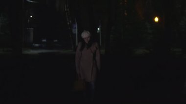 Genç kadın döndürür bir hırsız tarafından saldırıya uğrar ve ev