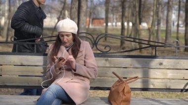 ağır çekim bir hırsız adam kulaklık ile bir womans çanta çaldı.