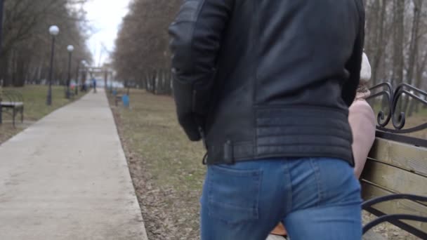 Rånare bär kvinnans väskan från bänken i parken — Stockvideo