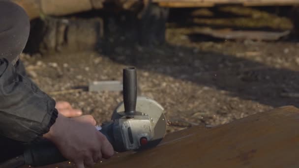 Чоловік ріже шматок заліза пилкою по металу — стокове відео