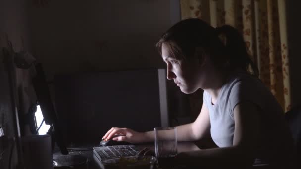 Mujer joven jugando juegos de ordenador con patatas fritas y bebidas — Vídeos de Stock