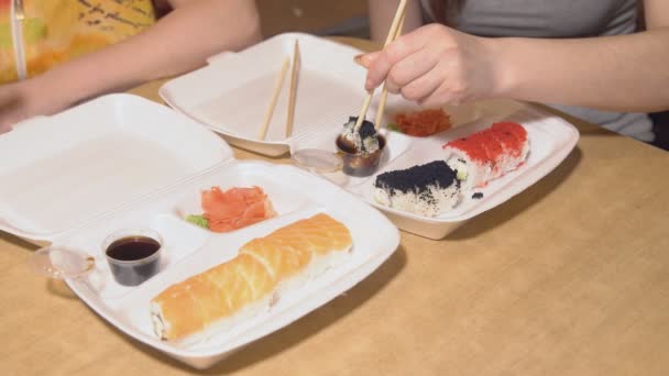 Japán ételt. Egy nő eszik tekercsben szállítják a házba — Stock videók