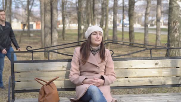 Mötet mellan unga män och kvinnor i parken — Stockvideo