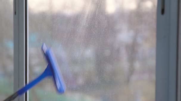 Mujer con guantes amarillos lavando la ventana de una fregona especial — Vídeos de Stock