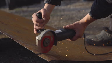 Adam bir parça demir Metal testere ile kesme