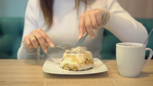 Brunett kvinna i ett café är att äta en efterrätt — Stockvideo