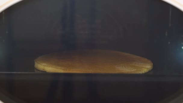 Gâteau cuit dans un four fermé. Cuisson — Video