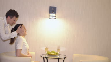 Şampanya ve meyve ile bir çift romantik akşam