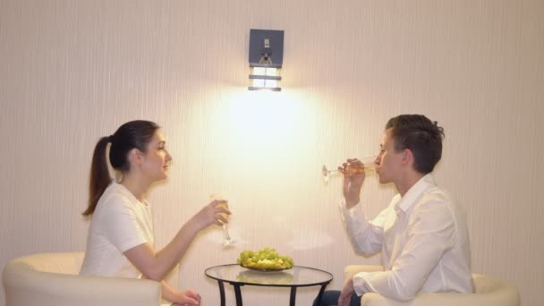 Romantische rendez-vous van een man en een vrouw met fruit en champagne — Stockvideo