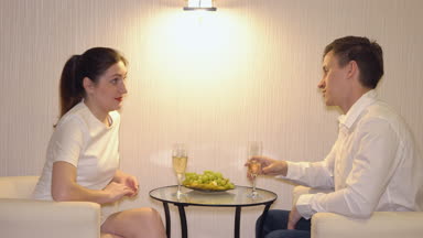 Bir kadın ilk randevuda rahatsız adam