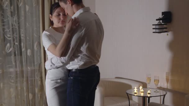 Jonge man en een mooie vrouw dansen een langzame dans — Stockvideo