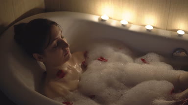 Mum ışığında Banyo Genç esmer kadın