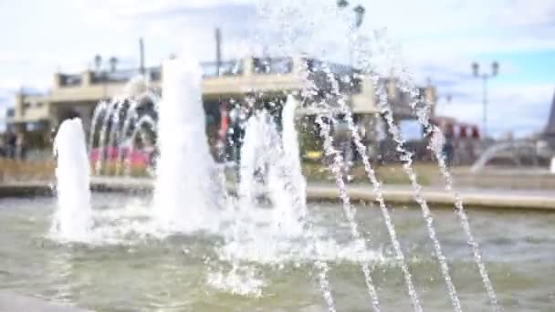 日当たりの良い夏の天候の都市堤防の噴水 — ストック動画