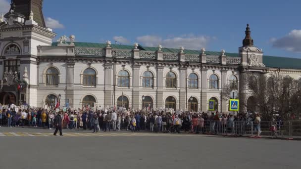 Kazan, Ryssland, 9 maj: procession av odödliga regementet. — Stockvideo