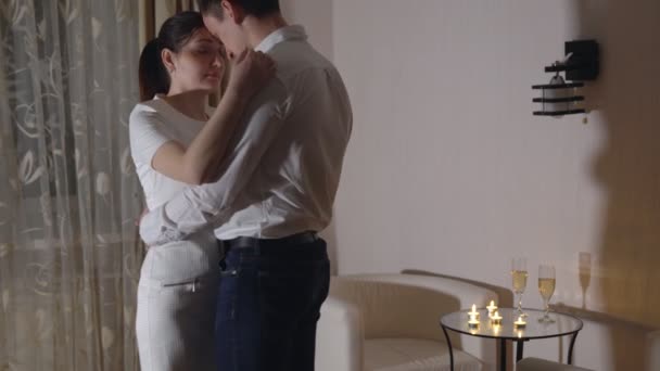 Ein junger Mann und eine schöne Frau tanzen einen langsamen Tanz — Stockvideo