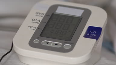 Elektronik basınç ölçer işlemi sırasında. Tıbbi cihazlar