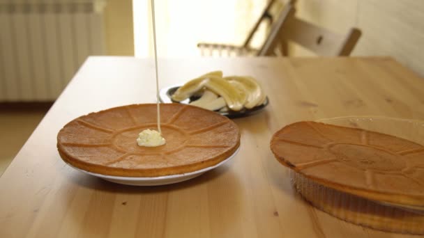 Koken gebak. Toepassing van gecondenseerde melk op gebakken taarten — Stockvideo