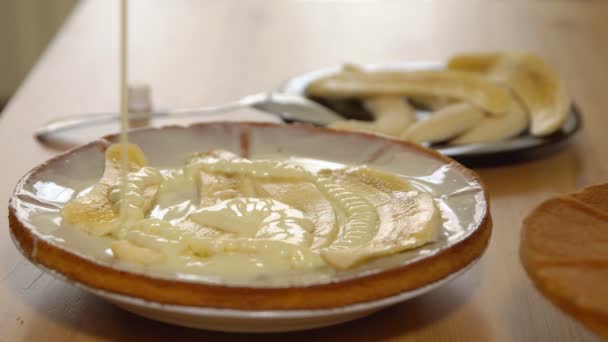 Kochen. Anwendung von Kondensmilch auf gebackene Kuchen — Stockvideo