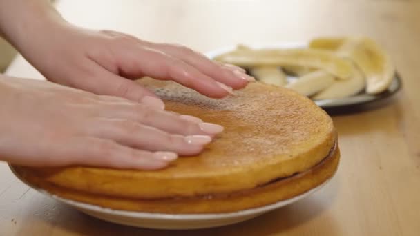 Anwendung von Kondensmilch auf gebackene Kuchen. Kochen — Stockvideo