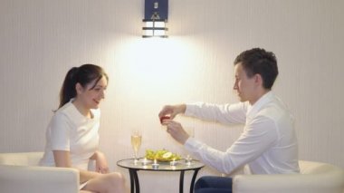 Genç adam, bir kadın için bir teklif yapıyor. Romantik karşılaşma