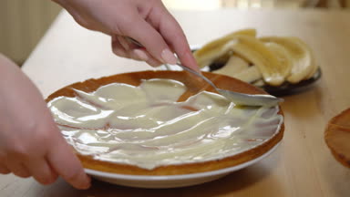 Yoğunlaştırılmış süt pişmiş kek üzerinde uygulanması