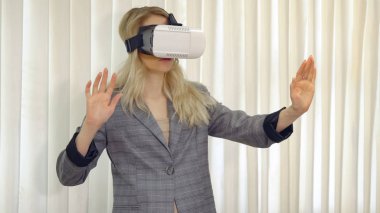 Kadın kıdemli mimar ya da bir proje ayakta ofis tasarım veya hayal etmek vr gözlük kullanan istemci