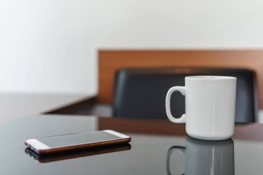 Smartphone ve beyaz fincan kahve bir tabloda Cafe.