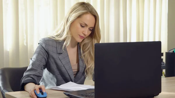 Junge Geschäftsfrau Anzug Arbeitet Computer Büro Mit Dokumenten — Stockfoto