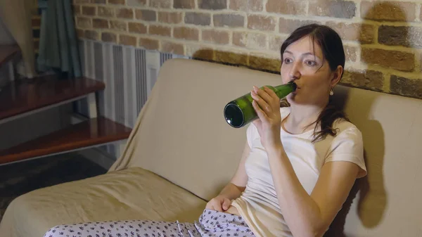 Jeune Femme Sur Canapé Devant Télévision Boire Bière — Photo