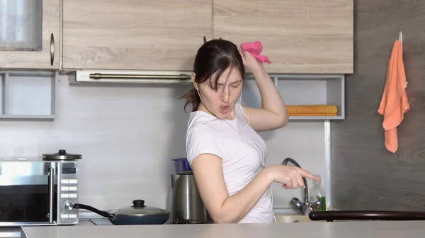 Hermosa Mujer Está Limpiando Cocina Bailando Música Los Auriculares — Foto de Stock