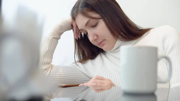 Ung Brunett Kvinna Sitter Vid Ett Café Bord Med Telefon — Stockfoto