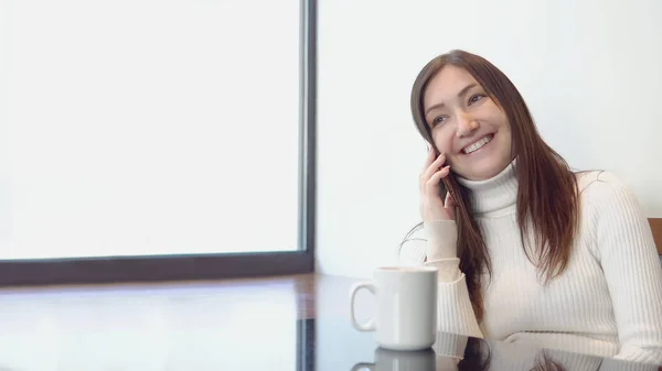 Młoda Kobieta Siedzi Przy Stoliku Kawiarni Rozmawia Przez Telefon Miejsce — Zdjęcie stockowe